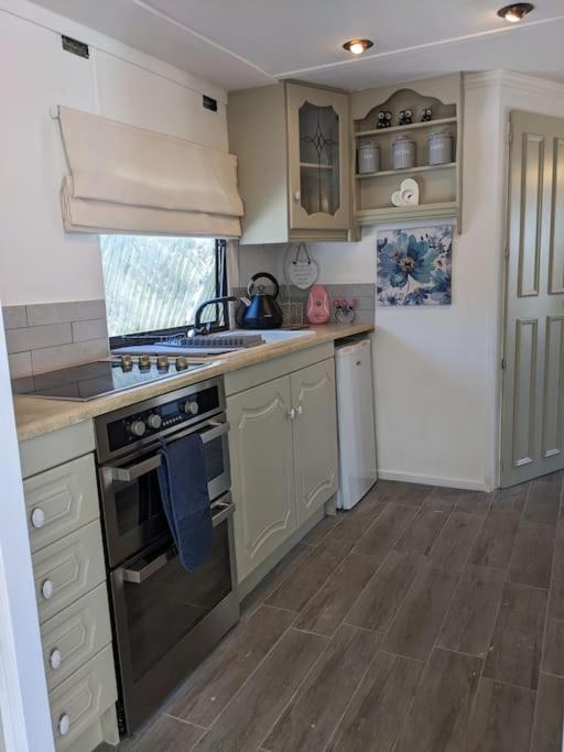 Ferny Roost Cabin. * Wrexham